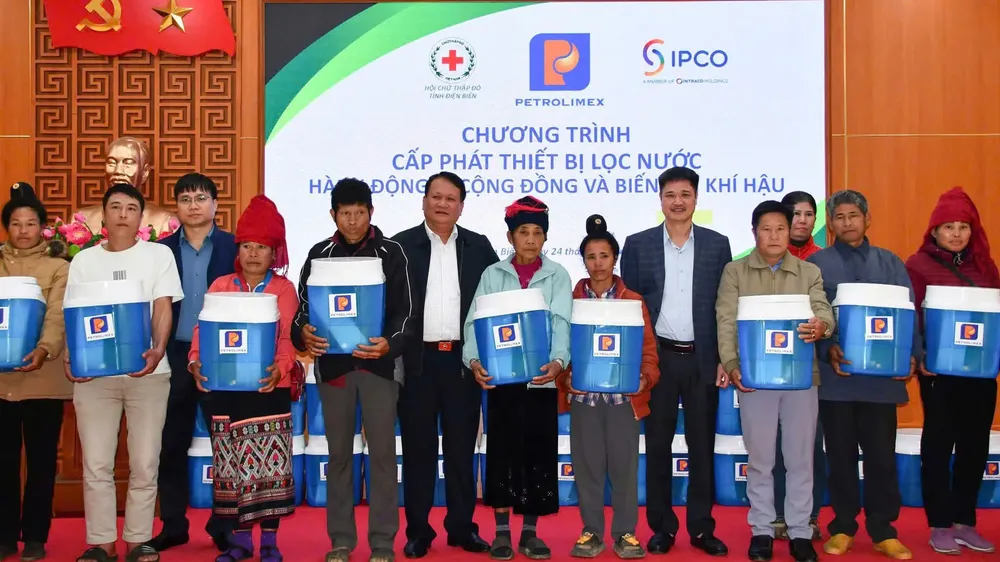 Ủy viên Ban Thường vụ Công đoàn Công Thương Việt Nam, Ủy viên Ban Thường vụ Đảng ủy Tập đoàn, Chủ tịch Công đoàn Xăng dầu Việt Nam Nguyễn Thanh Sơn đại diện Petrolimex trao tặng thiết bị lọc nước tại Chương trình